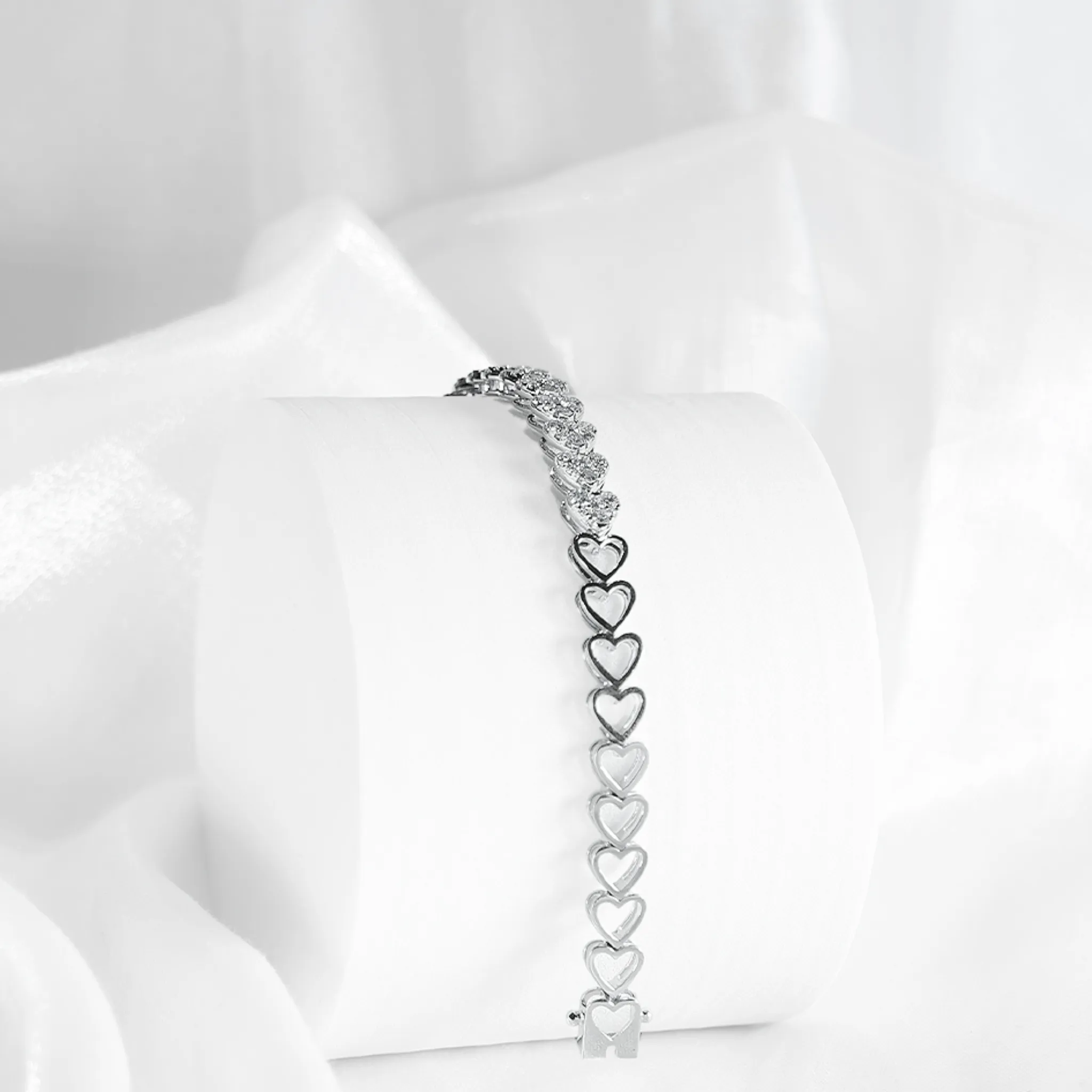 Heart Half Eternity Diamond Bracelet 18kt