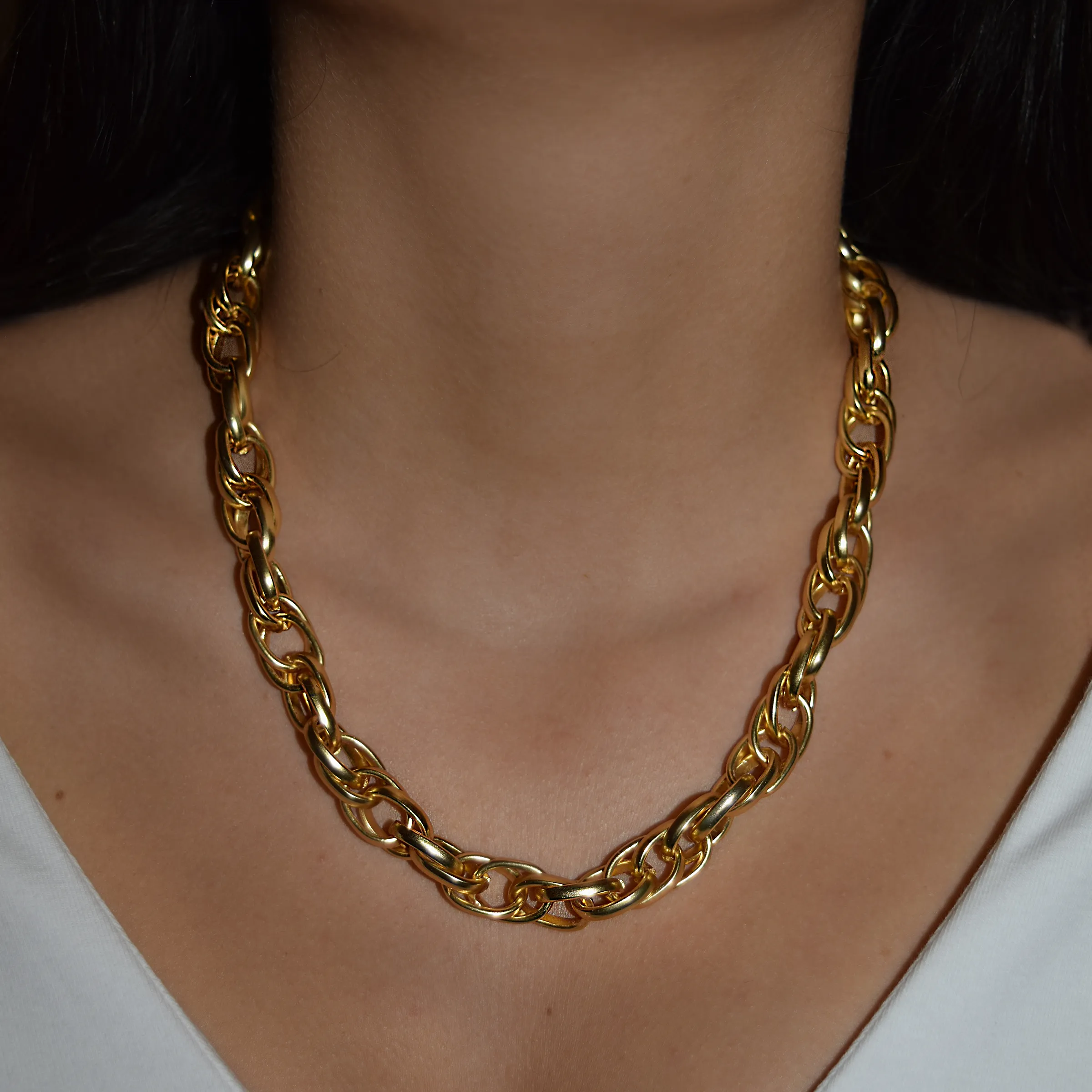 Intertwined link short necklace