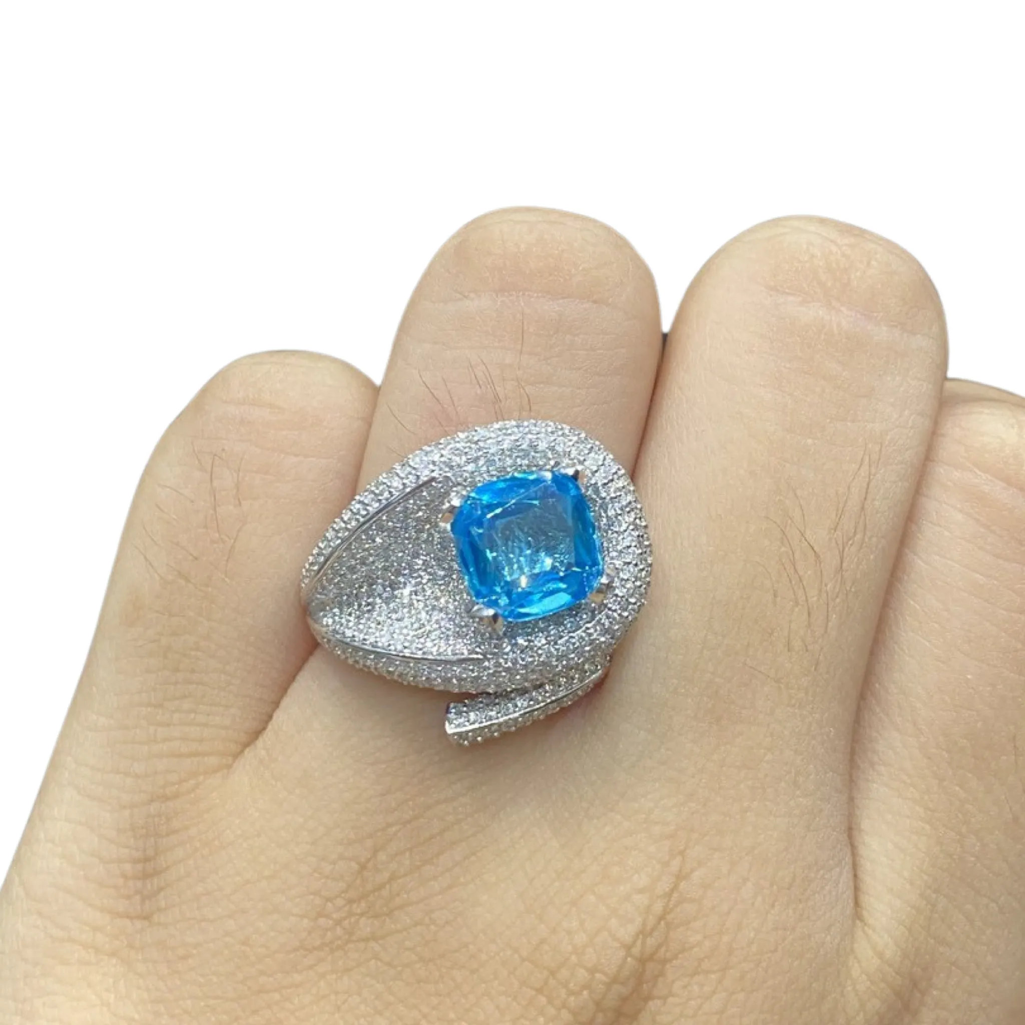 #LVNA2024 |  Unisex Cushion Blue Topaz Gemstones Statement Diamong Ring 18kt