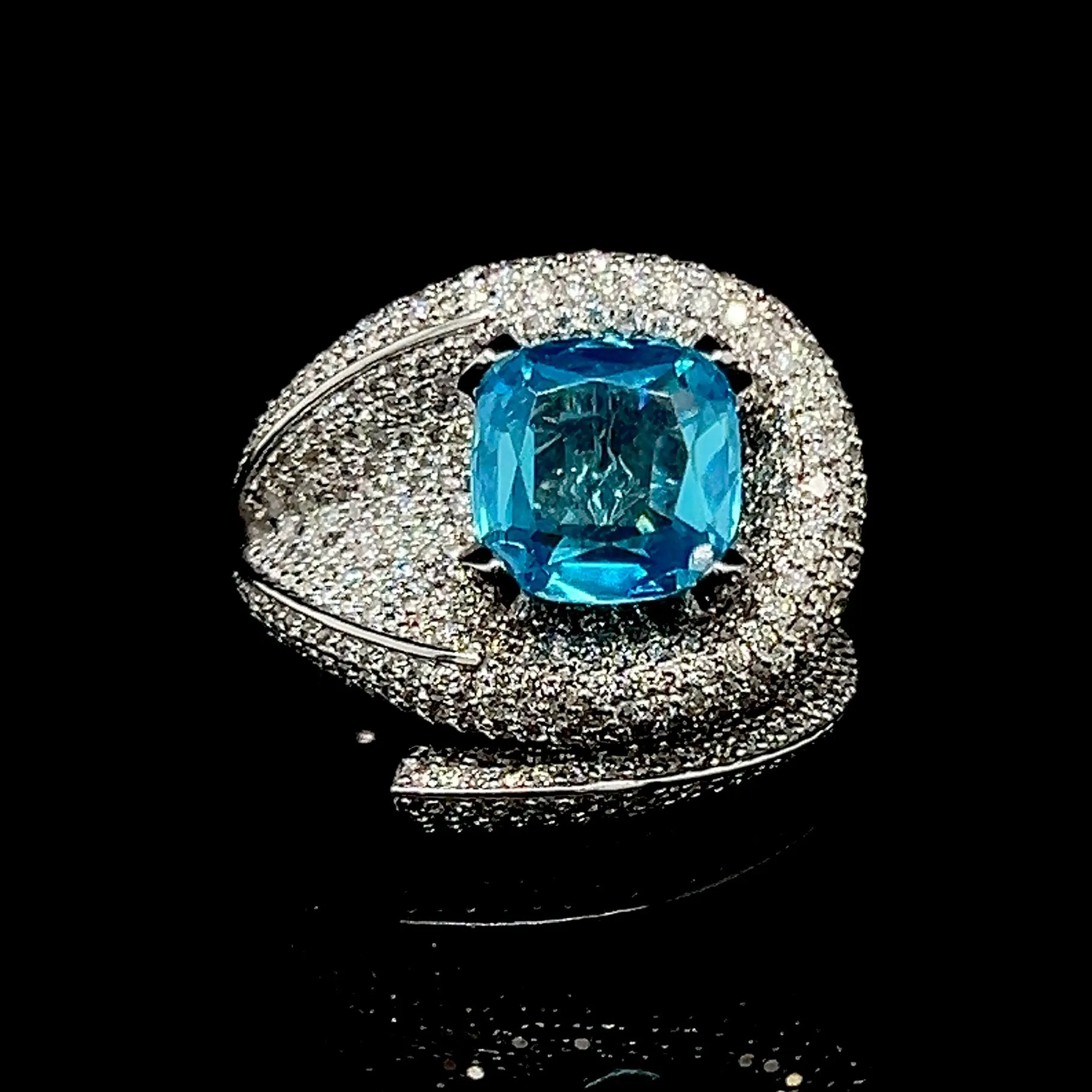 #LVNA2024 |  Unisex Cushion Blue Topaz Gemstones Statement Diamong Ring 18kt