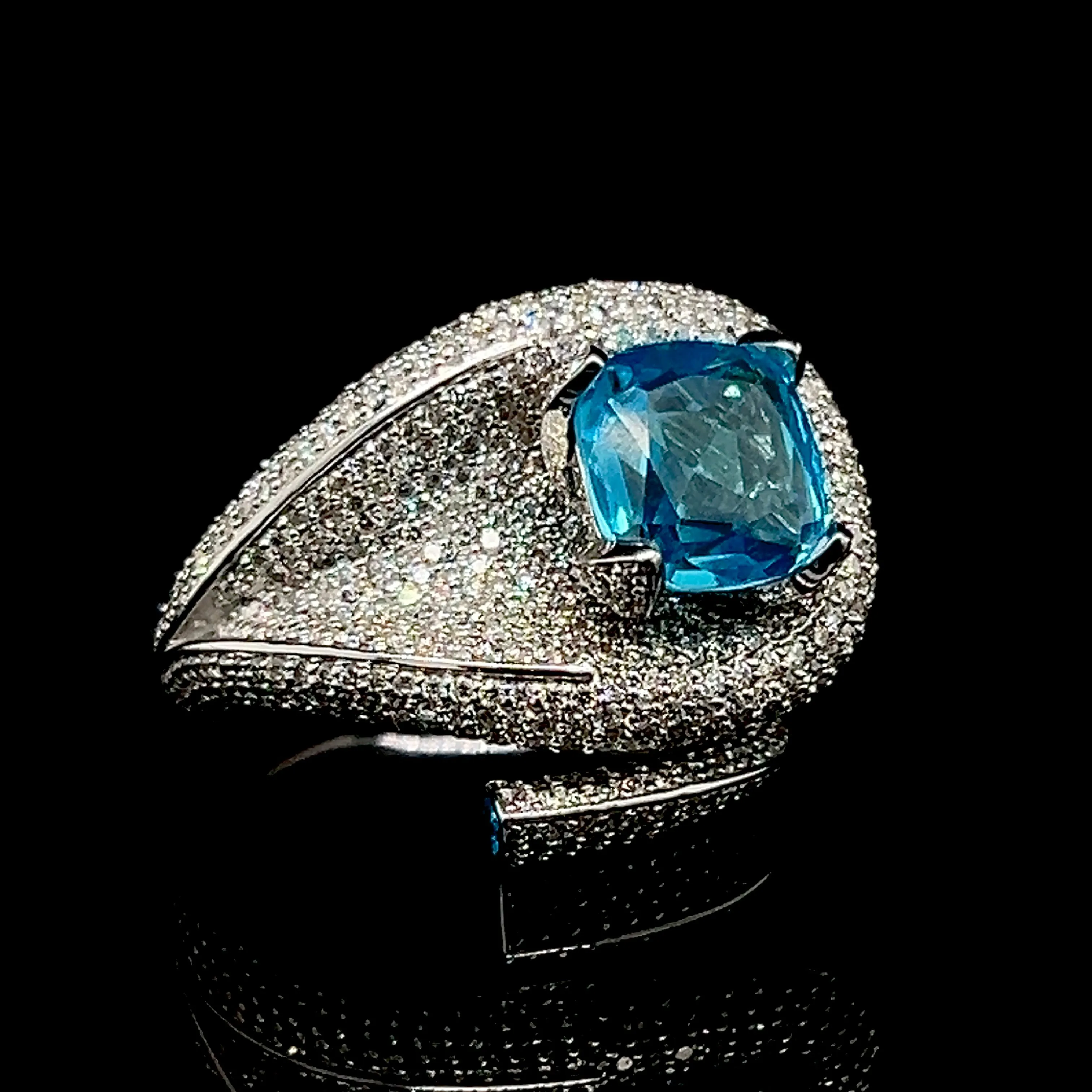 #LVNA2024 |  Unisex Cushion Blue Topaz Gemstones Statement Diamong Ring 18kt